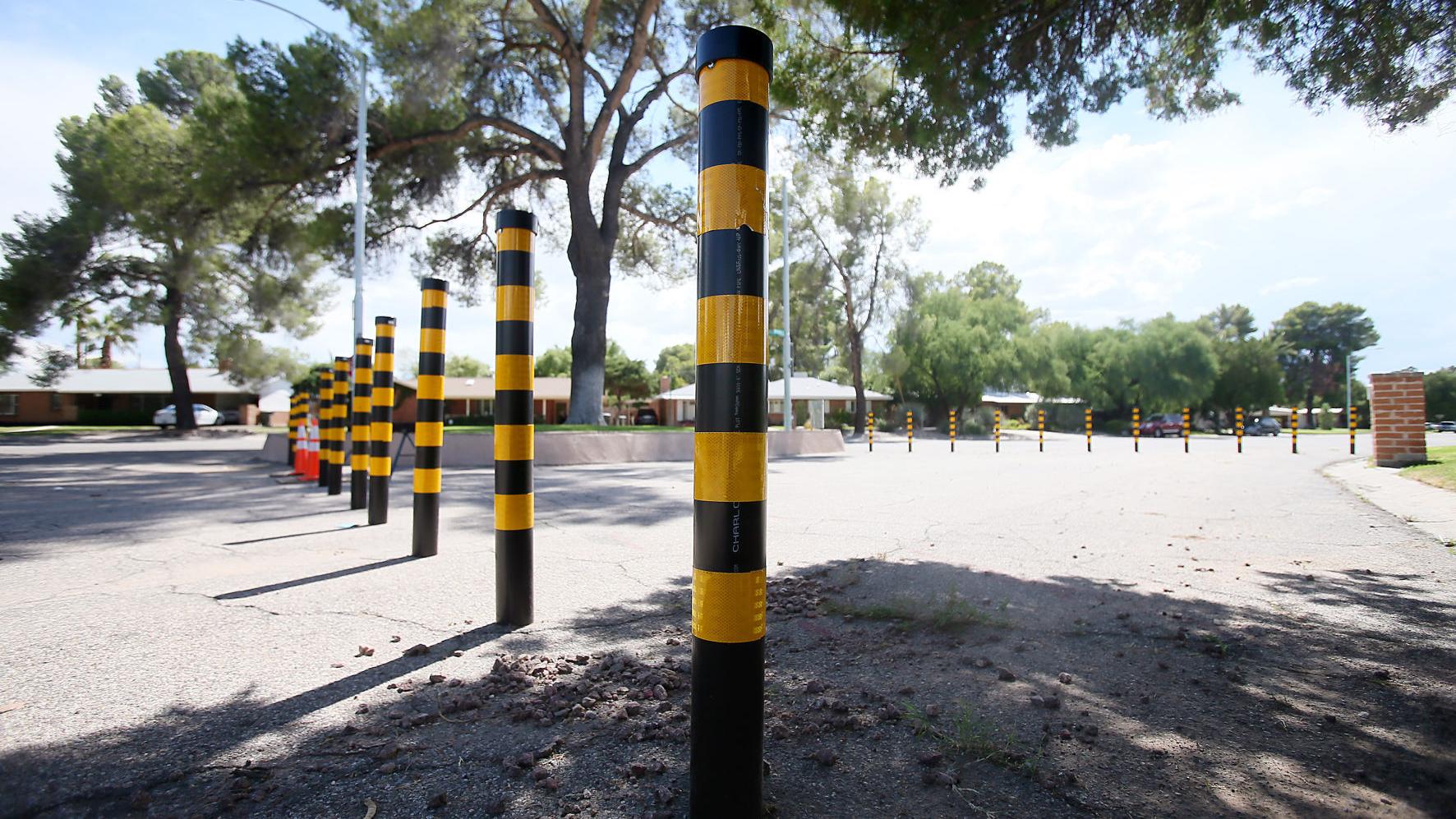 Road Runner: Winterhaven posts block road, imperil holiday lights